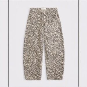 Abercrombie & Fitch Size 27 (Short) Curve Love Mid Rise Barrel Jeans - Leopard